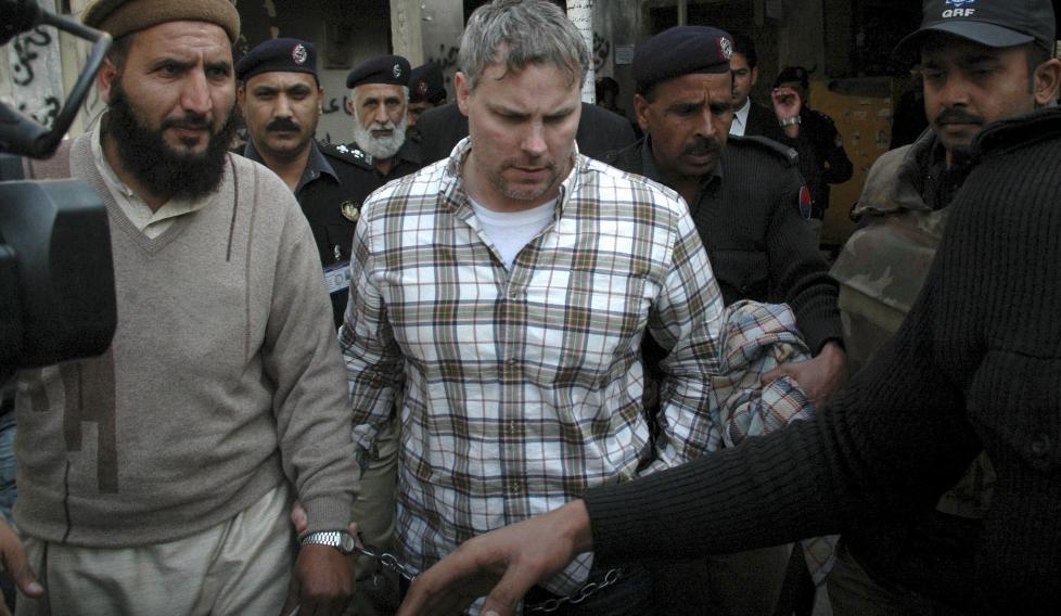 Tatt: CIA-agenten Raymond Davis blir eskortert inn i et rettslokale i Lahore, Pakistan. Davis var ansatt i det private sikkerhetsselskapet Blackwater men var leid ut til CIA. Foto: AP/Hamza Ahmed