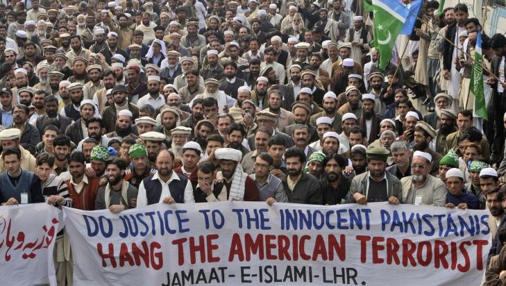 Heng ham: CIAs attentat mot to lokale pakistanere utl�ste store protester. Her er det tilhengere av det reiligi�se partiet Jamat-e-Islami som krever at CIA-agenten Raymond Davis m� henges. Foto: AP Photo/K.M. Chaudary