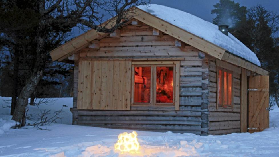 KN�TTLITEN HYTTE: Den lille hytta p� fjellet er 11,2 kvadratmeter og rommer b�de soveplasser, minikj�kken og vindfang.  Foto: Bendik Manum