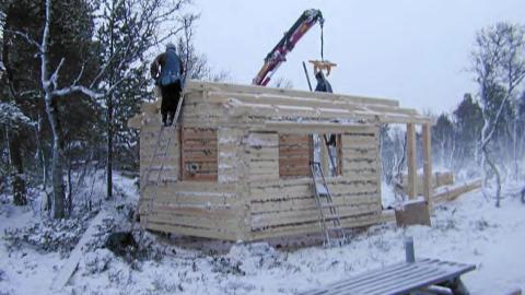 ET SOLID T�MMERHUS: Her er laftekassa med t�mmer fra Materialbanken i Vingelen snart ferdig.  Foto: Bendik Manum