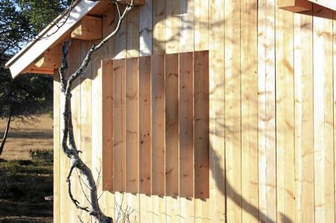 TREVERK I H�YSETET: Hytta har fine detaljer i tre, blant annet ved vinduene. Trelasten kommer fra Materialbanken og Solem sag, Surnadal.  Foto: Bendik Manum