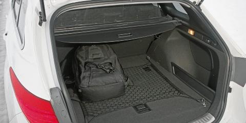 BRA PLASS: I bagasjerommet, som er oppgitt til 553 liter, er lengden og bredden temmelig lik det en finner i Passat. Foto: Petter Handeland