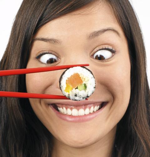 SUSHI: Sushi og maki med fet fisk som laks er finfin mat for huden. Foto: Crestock.com