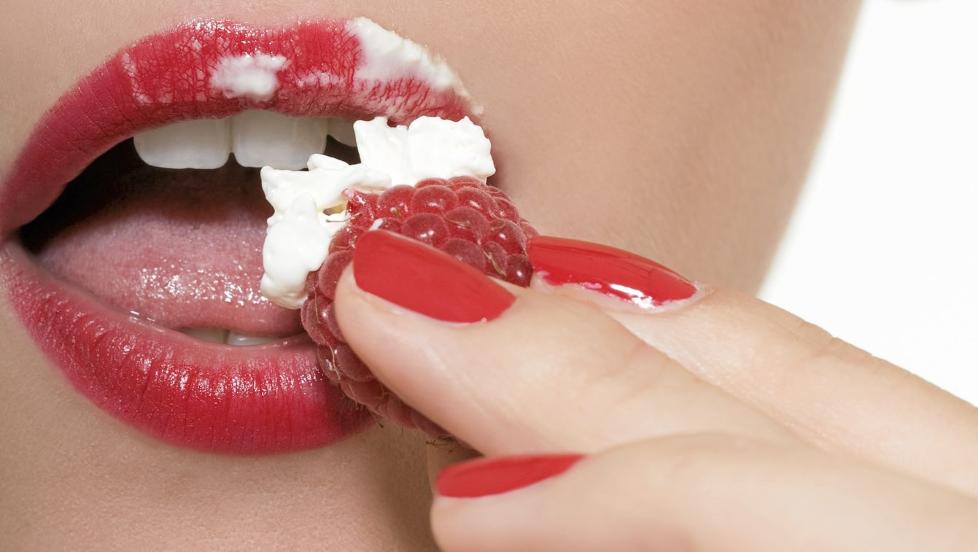 DU BLIR HVA DU SPISER: - Det du legger p� tallerkenen, er mer avgj�rende for et str�lende utseende enn kremene du sm�rer p� huden, sier ern�ringsfysiolog Gunn-Helen Arsky. Foto: Colourbox.com