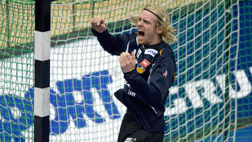 IKKE NOE MINUS: Island-keeper Bj�rgvin Pall Gustavsson ser gjerne at Norge f�lger med videre fra gruppe D. Foto: AFP/ATTILA KISBENEDEK
