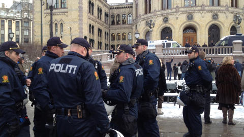 POLITIET: Politiet har m�tt mannsterke fram. Foto: Harald Klungtveit