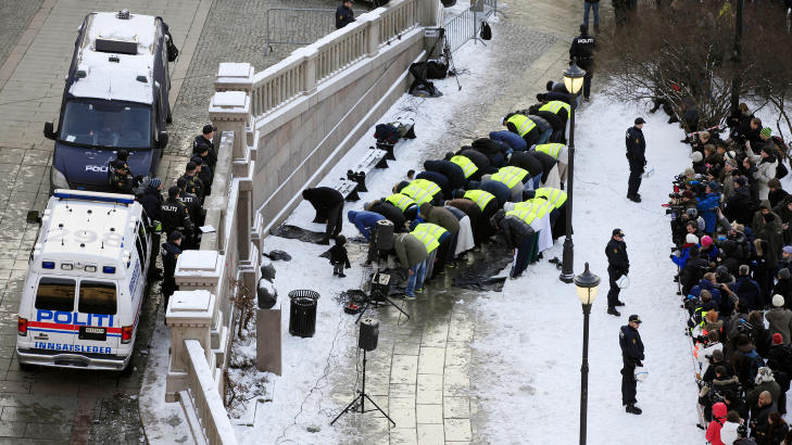 I B�NN: Demonstrantene la seg ved 1440-tida ned p� kne foran Stortinget i b�nn. Foto: Jacques Hvistendahl