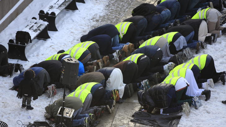 MOT MEKKA: F�r appellen la demonstrantene seg ned og ba. Foto: Jacques Hvistendahl/Dagbladet