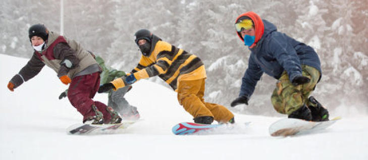 MORSOMT: �ivind Andersen (t.v.), Marius Schafferer og Julius Braathen �degaard tester Trysils nye og permanente crossl�ype. Foto: OLA MATSSON / Skistar Trysil
