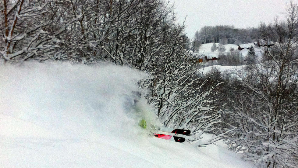 R�LDAL: Slik var forholdene for l�ssn�kj�ring i R�ldal midt p� dagen fredag. Det er Martin Brekke som er p� vei utfor. Foto: PELLE GANGESKAR