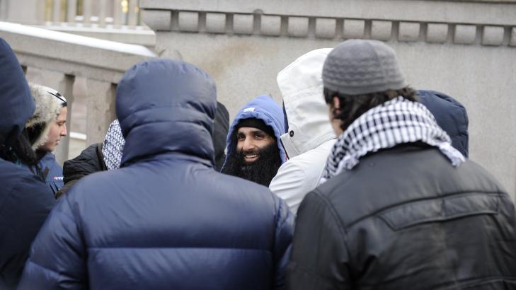 LITEN GJENG: Tidligere terrorsiktede Arfan Bhatti med en liten gruppe tilh�rere rundt seg. I dag kom han med det som kan tolkes som trusler udner en appell foran Stortinget.. Foto: John T. Pedersen / Dagbladet