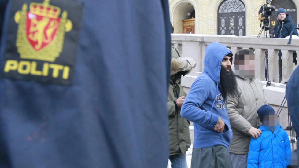 DEMONSTRASJON: Muslimer demonstrerte fredag mot Norges deltakelse i krigen i Afghanistan utenfor Stortinget fredag. Gruppen som st�r bak demonstrasjonen, mener alle nordmenn er skyldige i massakre av uskyldige i Afghanistan. En av de antatte arrang�rene av demonstrasjonen, Arfan Bhatti, er blant de framm�tte. Foto: Heiko Junge / Scanpix