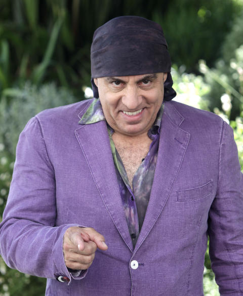 GA ROSER: Steve �Little Steven� Van Zandt kom godt overens med sine norske motspillere. Foto: AP Photo/Lionel Cironneau/Scanpix