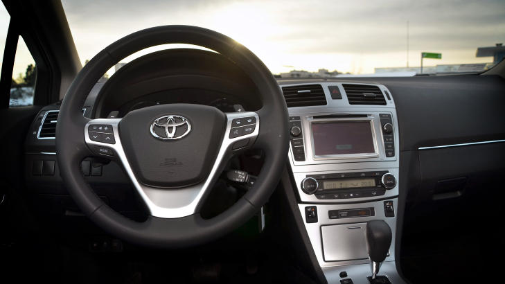 D�RLIG ERGONOMI: Hvis dette rattet kunne kommet fem fattige centimeter n�rmere f�reren, ville sittekomforten blitt betraktelig bedre. En litt lengre sittepute hadde v�rt krona p� verket. Foto: ANDREAS HANDELAND