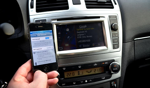 AVANSERT OG INTUITIVT: Toyotas nye system �Touch & Go� er standardutstyr i alle utgaver utenom den billigste (Comfort). Systemet inneholder ryggekamera, navigasjon, bluetooth-tilkobling, 6,1-tommers skjerm, kj�recomputer, fotoboksvarsling, hastighetsvarsling, Google-s�k og Google Map-s�k. Dessuten er det mulighet for � laste ned internettapplikasjoner, som Facebook og lignende. Foto: ANDREAS HANDELAND