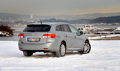 �, S� FORSIKTIG: Du skal n�rmest v�re en kjenner for � se endringene som er gjort i hekken - eller i lyktene - p� nye Avensis. Foto: ANDREAS HANDELAND