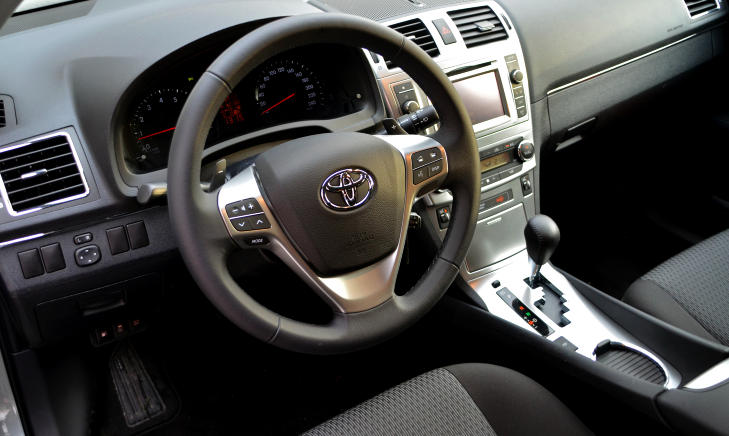 LETT GJENKJENNELIG: Endelig er de oransje elementene borte i instrumentpanelet. Ellers er det lite nytt � spore kosmetisk sett. Men teknologien i multimediaanlegget er ny - og god. Foto: ANDREAS HANDELAND