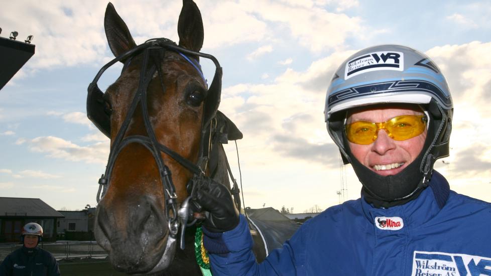 SEIERSVANTE KARER. Acolyte Hanover og Frode Hamre er vant til � vinne travl�p. L�rdag er de favoritter til � vinne det siste V75-l�pet. Foto: HESTEGUIDEN.COM.