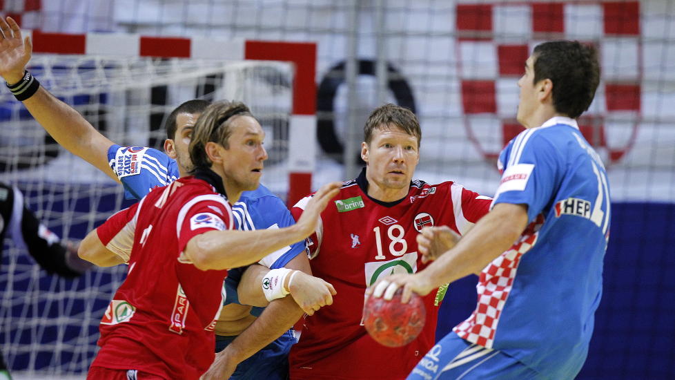 ST�TTER SLOVENIA: Johnny Jensen (i midten) mener Norge ville gjort det samme som Slovenia i tilsvarende situasjon. Foto: Gorm Kallestad, Scanpix