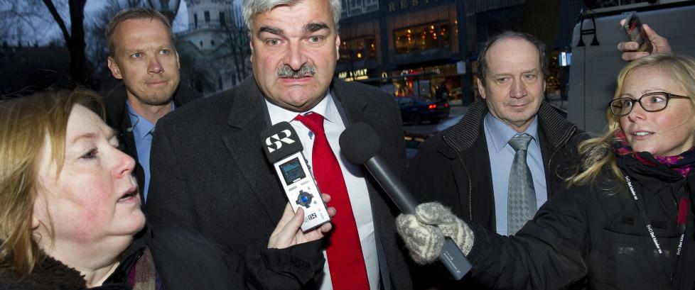 - H�kan Juholt g�r av