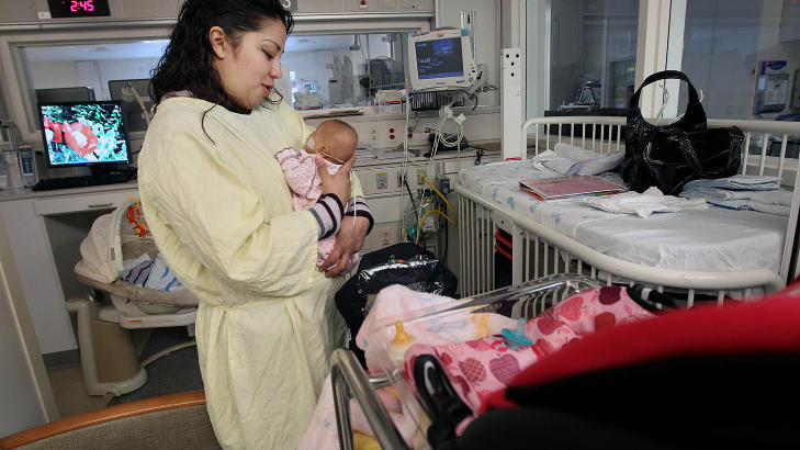  P� sykehuset  Hayde Ibarra fikk ikke holde datteren sin f�r i november - flere m�neder etter f�dselen. Foto: (AP Photo/Los Angeles Times, Christina House, Pool)