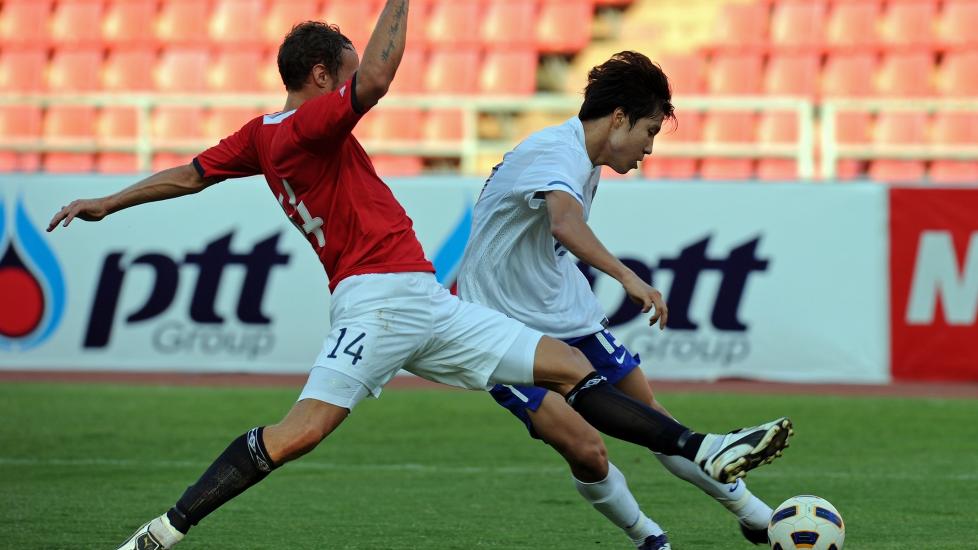 BANK: Tore Reginiussen klarer ikke � forhindre at Kim Hyun-sung scorer 2-0 f�r f�rste omgang er halvspilt. Foto: Pornchai Kittiwongsakul, AFP/Scanpix