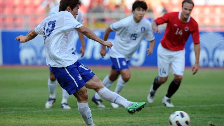 LEDERM�LET: Kim Bo-kyung gjorde 1-0 fra straffemerket. Foto: Pornchai Kittiwongsakul, AFP/Scanpix