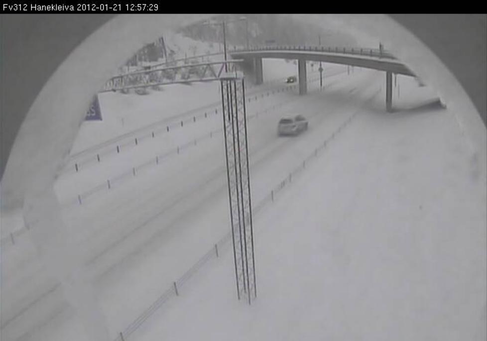 TETT SN�V�R: Dette er E18 ved Hanekleiva i retning Drammen n� klokka 13. Sn�en kommer til � lave ned over store deler av S�r-Norge i hele dag. Foto: Statens Vegvesen