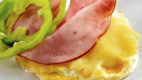 LAVKARBO: Et stekt egg kan brukes som skive.  FOTO: Forlaget Lille M�ne AS.