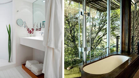 DESIGNERDUSJ: Bare glassd�rer skiller badet (inne) fra dusjen (ute) p� Singita Sweni i S�r Afrika.  FOTO: Hotellene