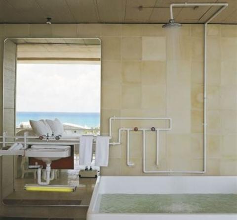 INDUSTRI-CHIC: Den lekre dusjen p� Basisco i Playa del Carmen er helt i tiden. FOTO: Hotellet