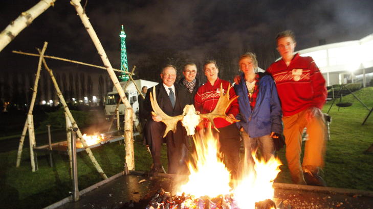 GRILLER HELE NATTA:  Fire elever fra Ole Vig Videreg�ende i Stj�rdal.  Espen Hogestad (18)(fra venstre), Kevin Aalnes (21), Simon Bj�rngaard (17) og Espen Opem (17) har siden natt til i dag v�rt i full gang med � grille elg i Berlin. I kveld skal de imponere Lars Peder Brekks internasjonale gjester under en kjempefest under Gr�ne Woche.  Foto:Asbj�rn Svarstad