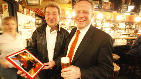 STOR �RE:  Lars Peder Brekk blir utropt til prominent stamgjest og hengt p� veggen i glass og ramme av Hartmut Volmerhaus - den legendariske verten p� kneipa Zwiebelfisch i Berlin. Foto:Asbj�rn Svarstad