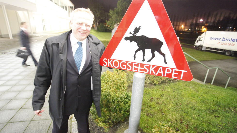 VARSKO HER:  I kveld blir det helstekt elg - n�r landbruks- og matminister Lars Peder Brekk �nsker velkommen til gedigent gjestebud for tusenvis av profesjonelle gjester p� matvareuka i Berlin.  Den dro 400 000 bes�kere i fjor.  P� det norske standomr�det ble det registrert en �kning p� bes�ket som utgjorde nesten 40 prosent i forhold til �ret f�r. Foto:Asbj�rn Svarstad