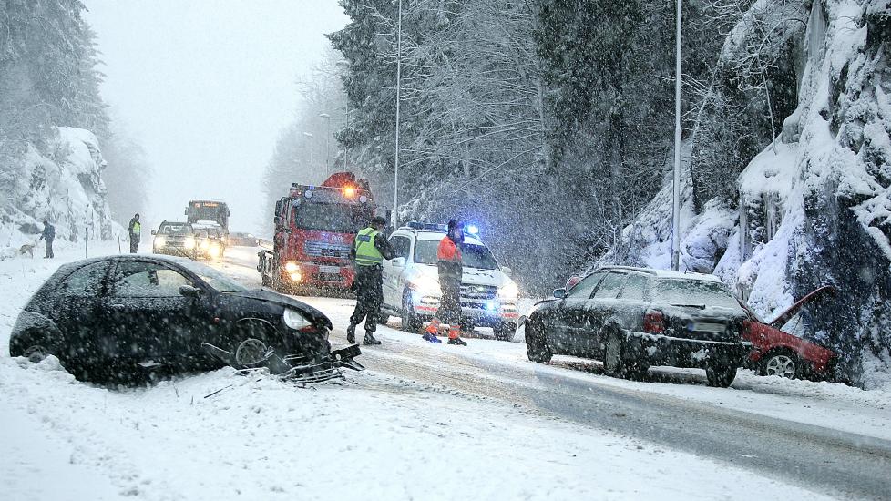 I FJELLVEGGEN: Tre biler kolliderte p� Skjelsvik l�rdag ettermiddag. Den ene bilen havnet i fjellveggen. Det ble full stans i trafikken mens berging p�gikk Foto: Per �ge Eriksen / Varden