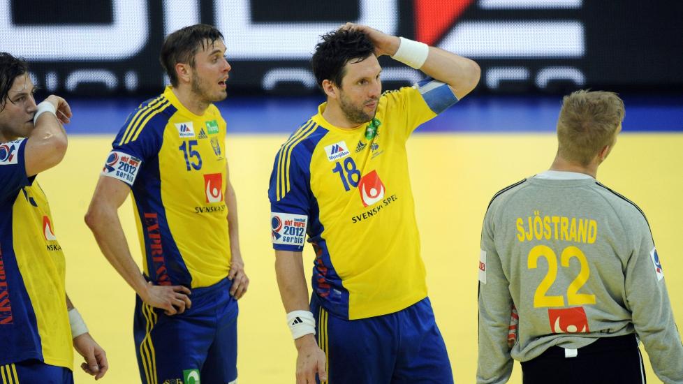 KOLLAPS: Sverige mistet styringen helt og klarte bare 29-29 mot Polen i h�ndball-EM l�rdag. Svenskene ledet med elleve m�l ved pause ... Foto: AFP PHOTO / ATTILA KISBENEDEK