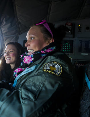 Her tryner flyfrelste Anne B. Ragde i et spionfly