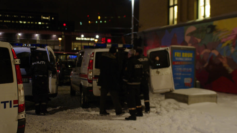  Knivstukket:  Politiet rykket ut til utestedet Trompeten etter at en mann p� 19 ble knivstukket i natt. Tre personer ble p�grepet med flere v�pen. Foto:  Tipser.no/Daniel D. Laabak