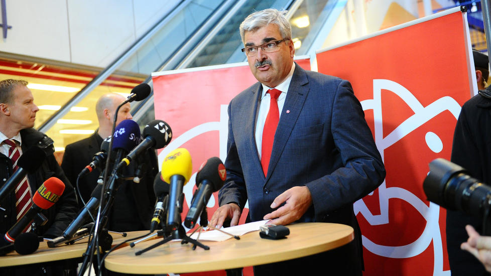 GIKK AV: Socialdemokraternas leder H�kan Juholt meddelte sin avgang i sin hjemby Oskarshamn l�rdag ettermiddag.

 
Foto: Patrick S�derstr�m / SCANPIX