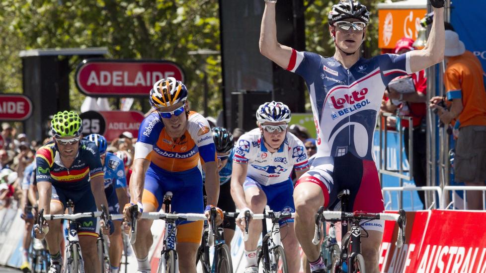GREIPEL VANT: Tyske Andre Greipel vant den avsluttende etappen og tok dermed innp� Edvald Boasson Hagen (delvis skjult midt i bildet) i poengkampen, men Edvald forsvarte poengtr�ya med seks poengs margin. Foto: Ben Macmahon, EPA/Scanpix