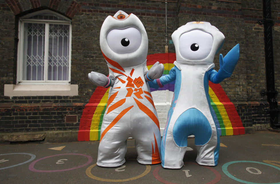SYDD P� SLAVEKONTRAKTER?: De offisielle maskotene for OL i London 2012, Wenlock og Mandeville, poserer her for fotografene p� en barneskole i London da de ble offentliggjort i mai 2010. N� er det kommet alvorlige p�stander mot selskapet som produserer maskotene. Suzanne Plunkett/REUTERS