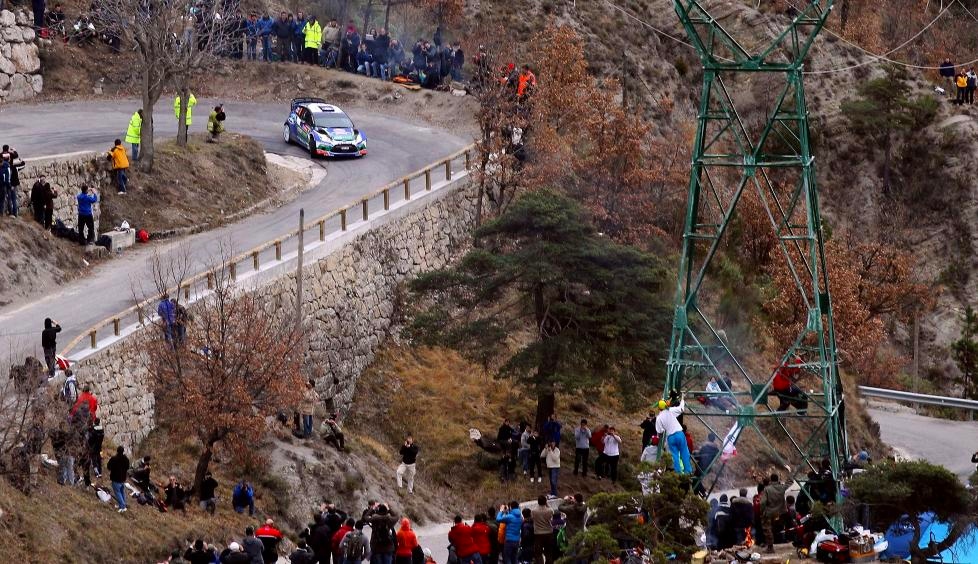 FOLKELIV: Petter Solberg underveis p� en av g�rsdagens fartspr�ver. Nordmannen vant tre av fire fartspr�ver i g�r, og kj�rte i dag inn til tredjeplass i sammendraget i comebacket som Ford-f�rer. Foto: Valery Hache, AFP/Scanpix