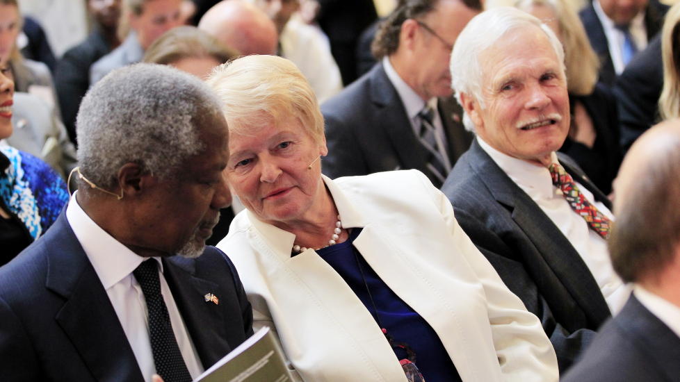 HEDRET: Gro Harlem Brundtland ble hedret med amerikansk �respris. Her sammen med tidligere FN-sjef Kofi Annan Foto: Cornelius Poppe / SCANPIX