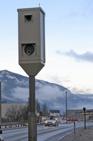 ATK: Tabellen til venstre viser hvilke fotobokser som kontrollerte flest biler i 2011. FOTO: Martin Jansen