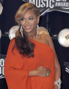 - Derfor b�r Beyonc� selge bilder av babyen sin