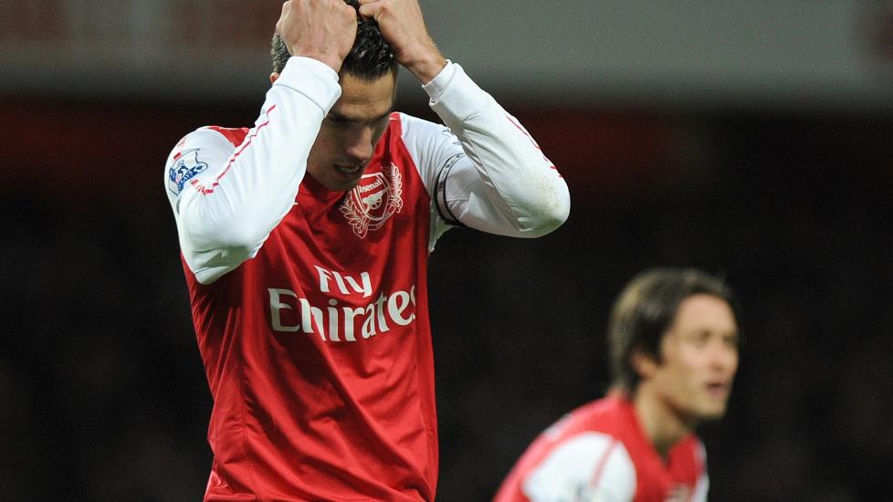 FORSVARER WENGER: Robin Van Persie forsvarer Arsenal-manager Arsene Wenger som fikk mye kritikk rettet mot seg etter s�ndagens tap mot Manchester United. Foto: AFP Photo / Adrian Dennis / Scanpix