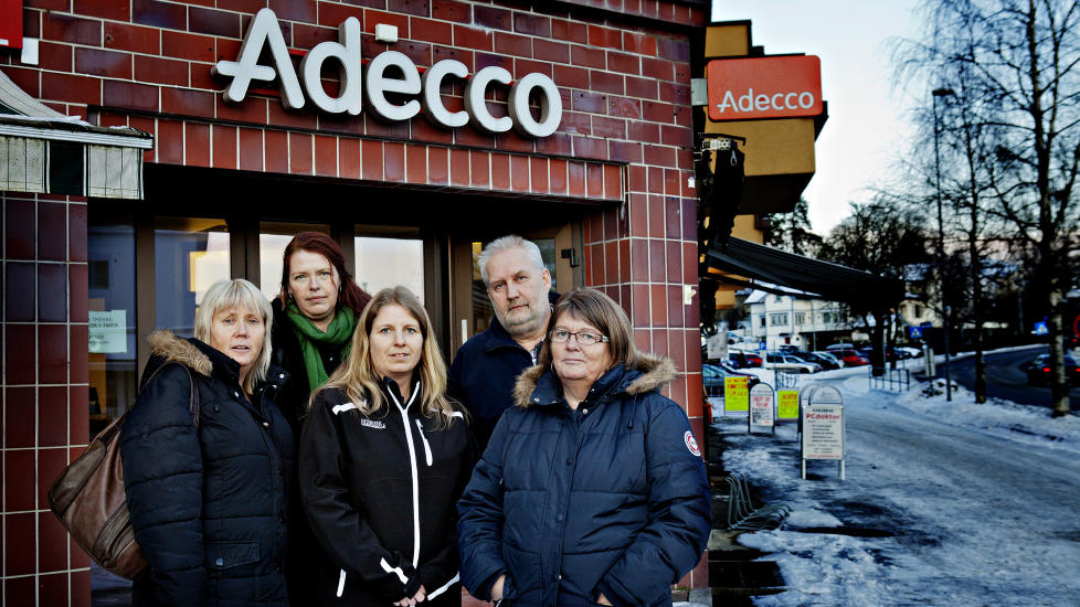 L�NNINGER: Anita Lorentzen (f�rste fra venstre), Ingvild Bo Moberg, Wibecke Marie Eriksen, Gunn Korsb�en fra Fagforbundet mener Adecco dumper l�nningene. Her sammen med Geir Gamborg-Nilsen fra Norsk Arbeidsmandsforbund.
Foto: NINA HANSEN/DAGBLADET