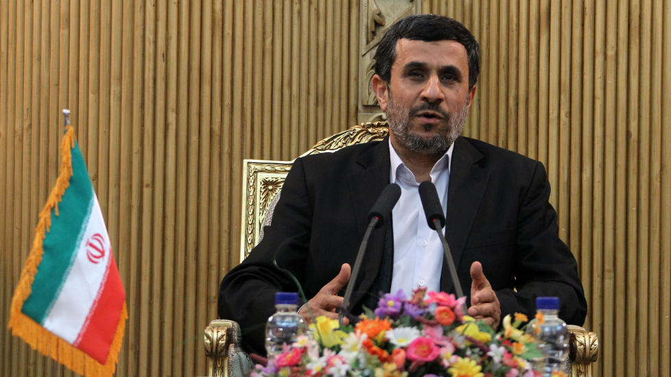 HANDEL: Toll- og svgiftsdirektoratet bekreftet at de har anmeldt minst en norsk bedrift for brudd p� regelverket etter nye sanksjoner mot Iran ble innf�rt. Her er Irans president Mahmoud Ahmadinejad i Teheran tidligere denne m�neden.Foto: SCANPIX/AFP PHOTO/ATTA KENARE