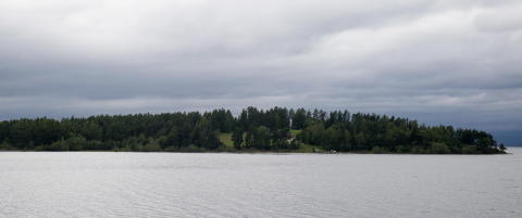 Politi p� vei til Ut�ya skal ha blitt bedt om � kj�re forbi