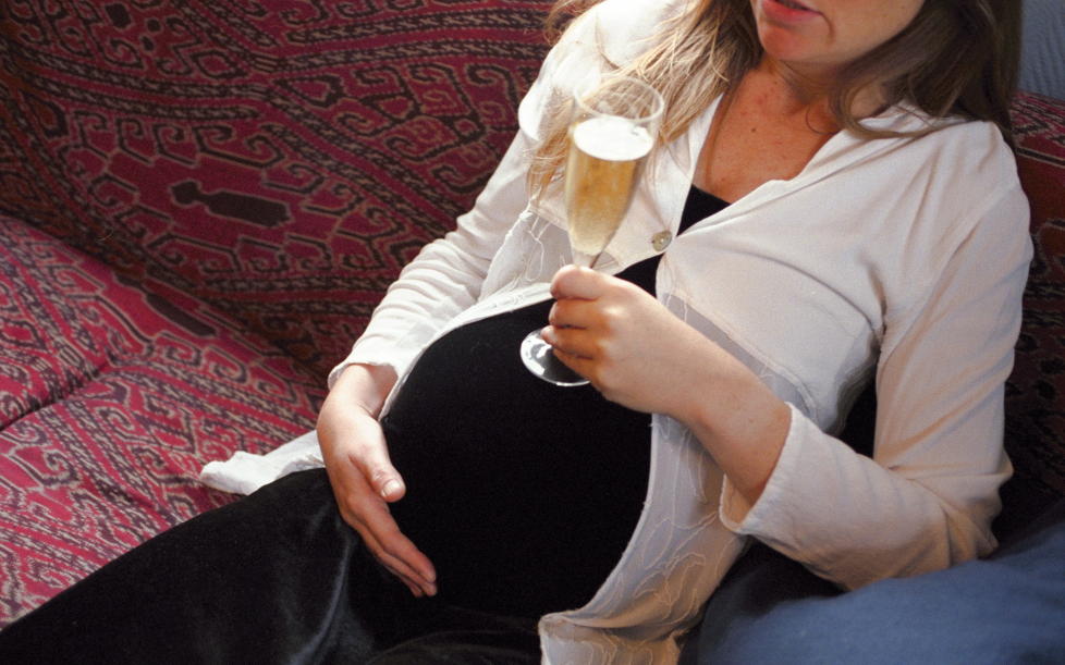 ALKOHOLSKADER: Dansk forskning viser at selv sm� mengder alkohol kan skade fosteret. Illustrasjonsfoto: Tom Martinsen